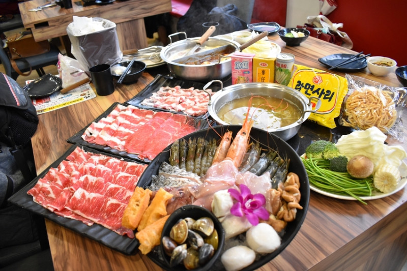 板橋美食推薦。現煮食麻辣鴛鴦火鍋吃到飽。NT＄799享受頂級食材，吃到飽，吃好吃滿