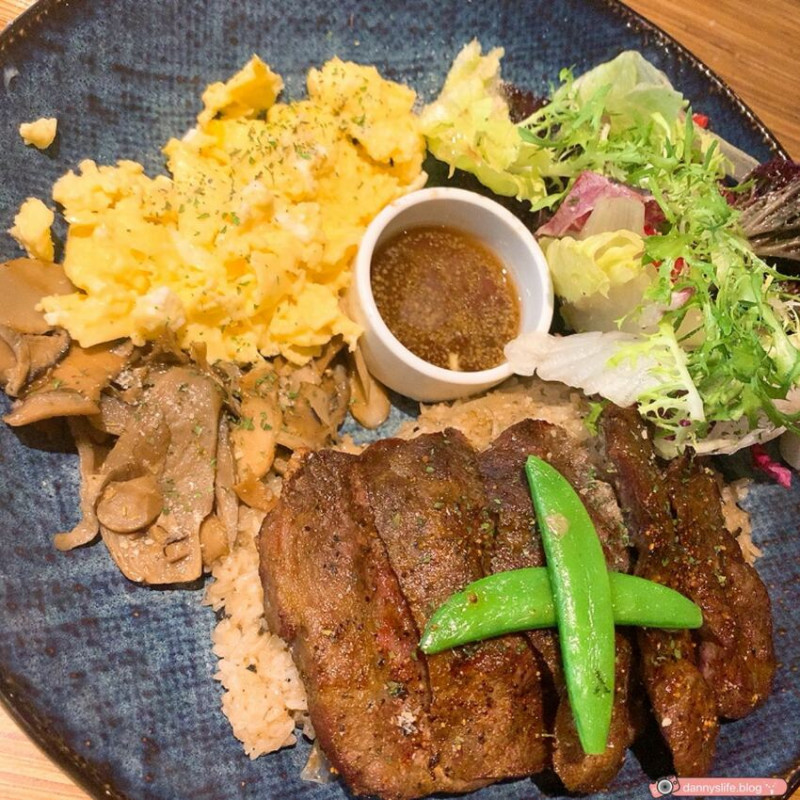 大直全新開幕，超美義式餐廳！彷彿置身歐式庭園用餐～沙朗牛排松露燉飯超美味！丹尼的吃喝玩樂～