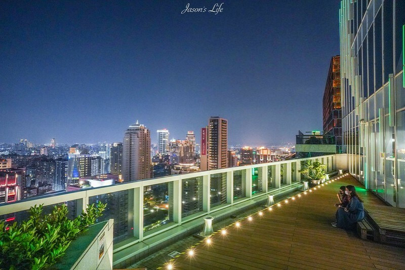 【台中西屯｜美食】REC coffee。來自福岡咖啡品牌，台中數一數二26樓高空夜景咖啡廳，不限時，讓你從白天坐到晚上