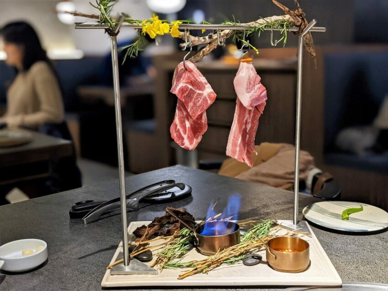 虎三同 韓食燒肉餐酒｜頂級韓式燒肉配星空調酒！信義區180度夜景環繞！台北燒肉推薦、信義燒肉推薦、信義餐酒推薦、台北韓式推薦、信義韓式推薦、遠百信義餐廳推薦、台北高級餐廳推薦