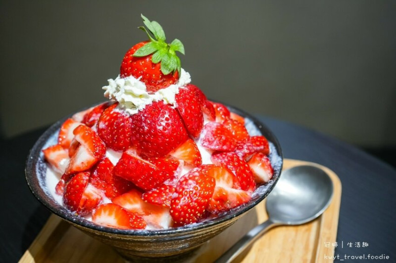 【嘉良冰鎮旗艦總店】40年太平老店換新裝，爬完大坑來文青冰店，吃碗23種配料透心涼太平美食熊讚，台中太平冬至湯圓！菜單