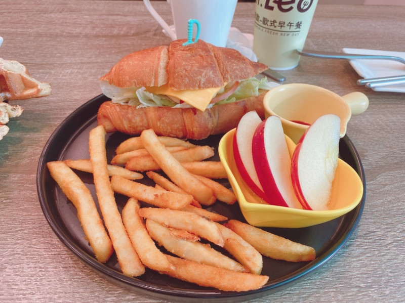 【台中 早餐】里歐歐式早餐，晨跑後最愛來個水果沙拉配早餐