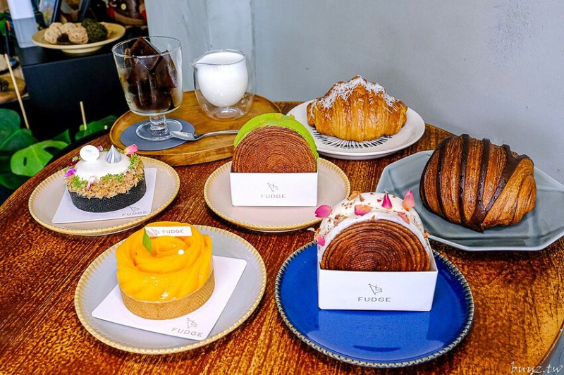 法奇甜點爆漿巧克力可頌，人氣法式甜點新推出奶油可頌好酥脆，抹茶、荔枝紐約捲好吃也好拍！