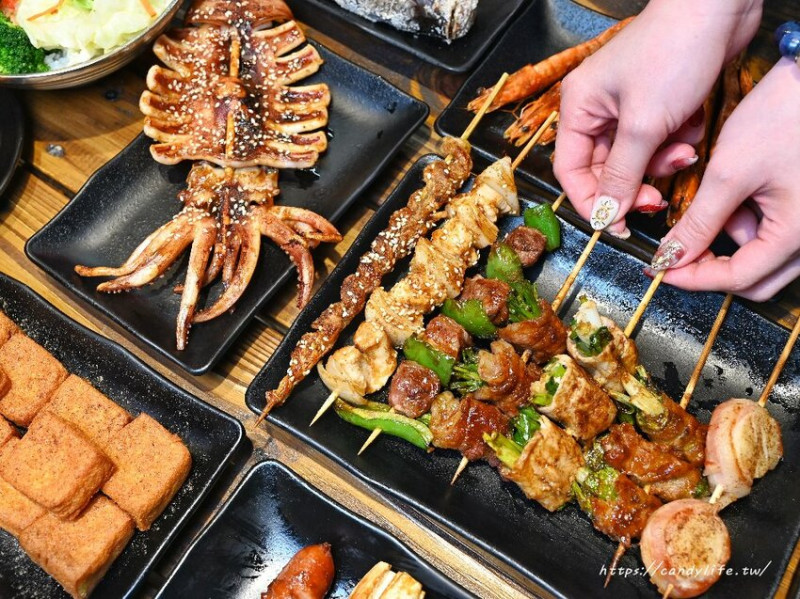 夜燒碳烤｜中秋吃烤肉就來夜燒碳烤，價格平價，超過50種串燒任你選，營業至凌晨一點半，台中宵夜、中秋吃烤肉好選擇～