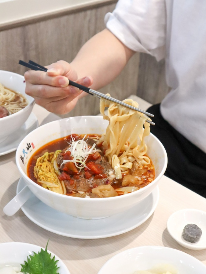 [ 台北美食 ]熊天山牛肉麵- 捷運科技大樓站新開幕 牛肉麵裡竟然加松露！
