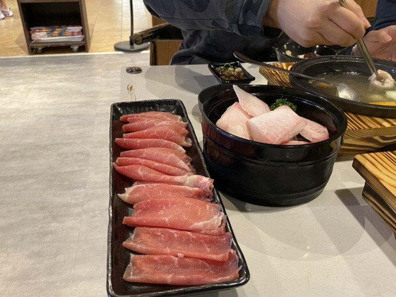 【台中 火鍋】柚一小鍋，各式特色石頭火鍋，加碼豐盛一點也不為過