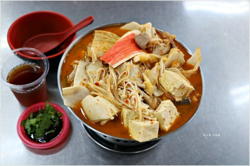 【高雄】天天新黃昏市場鼎山小火鍋‧原鼎山夜市小火鍋，吃飯時間總排隊的熱門夯店
