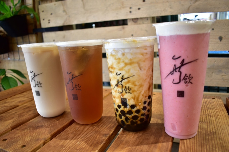 新莊飲料推薦。＃無飲。由藝人無尊開的店。黑霸紅茶鮮奶，迷人的漸層與炙燒黑糖