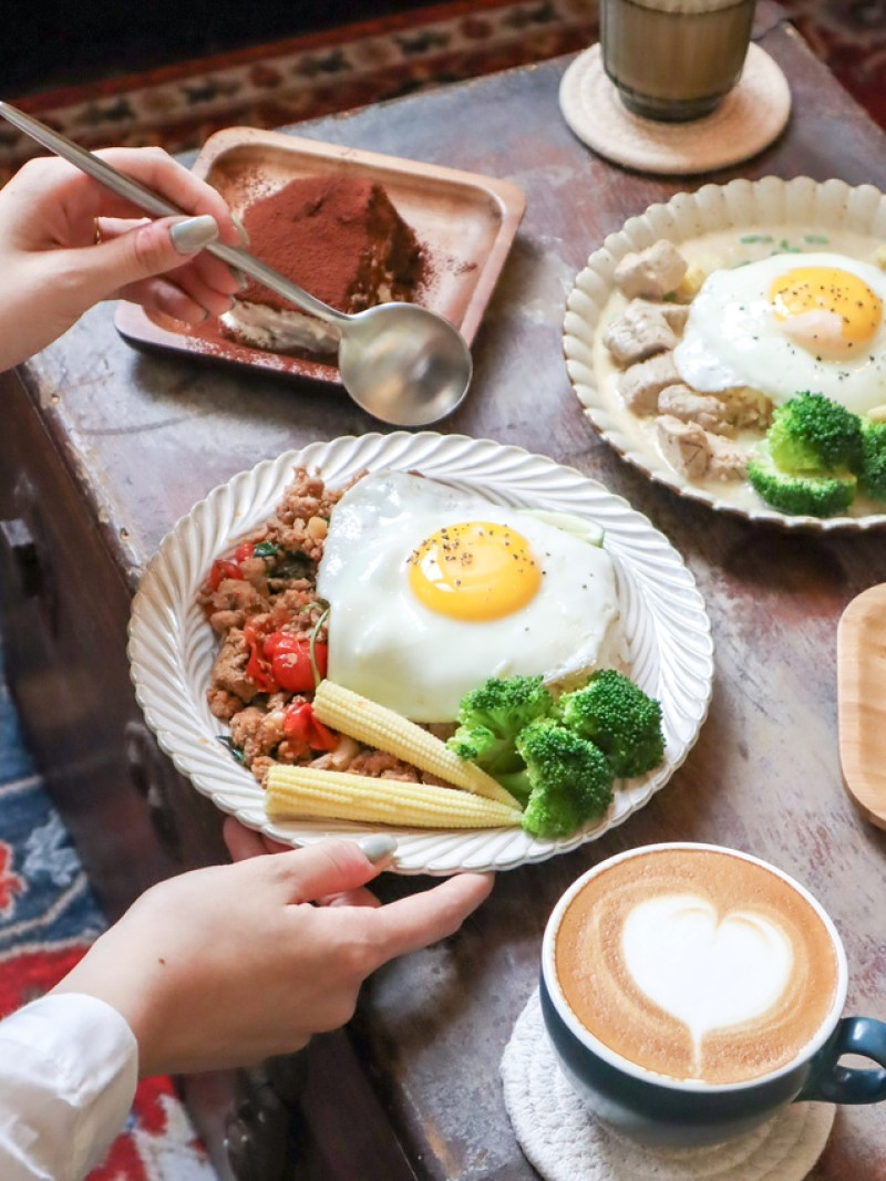 [ 台北美食 ]旭舊咖啡-板橋新開幕獨棟老宅咖啡廳 綠咖哩、打拋豬、提拉米蘇樣樣有