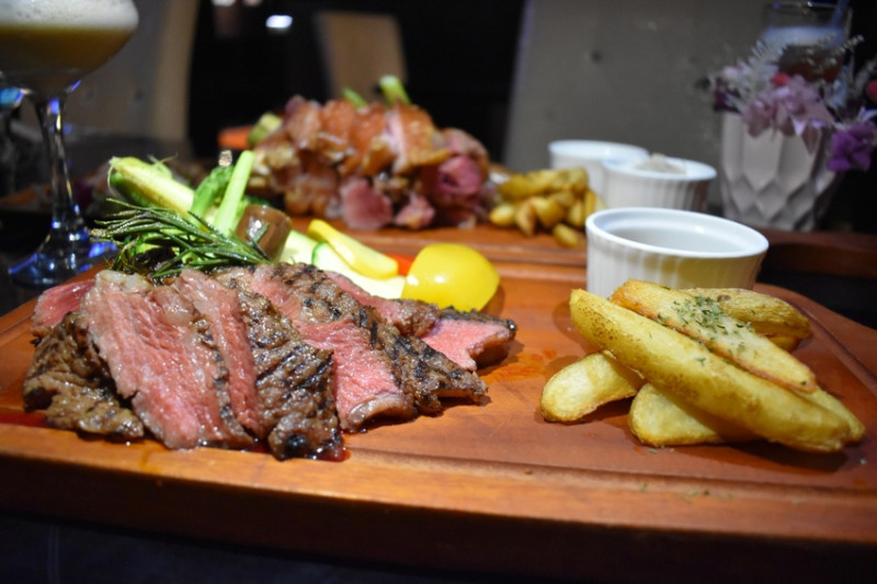 台北天母餐酒館推薦。IcoNiq 餐酒館。特色調酒，讓人心花怒放