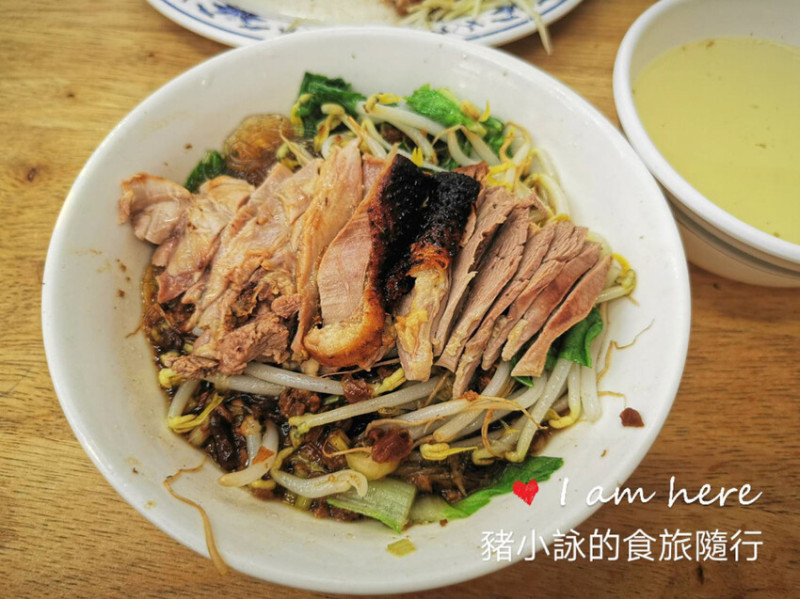 高雄。三民》鴨肉麵館。高醫商圈青島街內人氣古早味美食