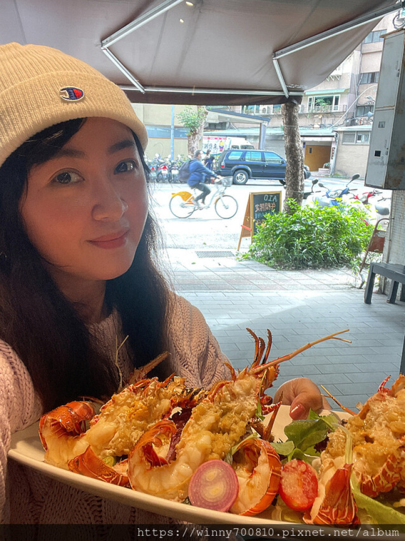 台北市信義區台北/信義【A.I.O 餐廳 (all In One Restaurants)】分享龍蝦卷~炭烤野生龍蝦買二送一外又加送一隻，  總共