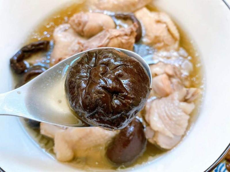 【台灣在地優選食材】用台中新社香菇料理出美味香菇雞湯！大朵香菇肉質厚實，香味四溢