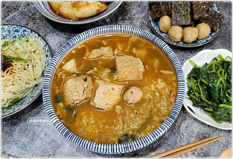 台中少見臭豆腐泡飯，還有客家手工三角餃、Q彈透亮肉餡鮮美，辣不辣任你選！就在大口吃！！
