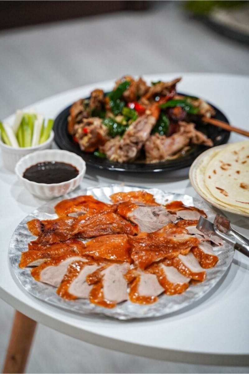 | 高雄美食 |一定要預訂的人氣烤鴨/蔥蒜大火快炒的鴨骨超香超對味/真好味烤鴨