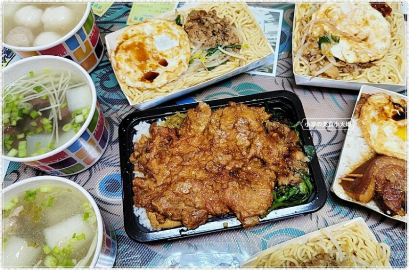 德富灶腳║台中傳統早午餐，一大早就吃的到噴香排骨飯、爌肉飯以及炒麵，加特製生辣椒更夠味！！