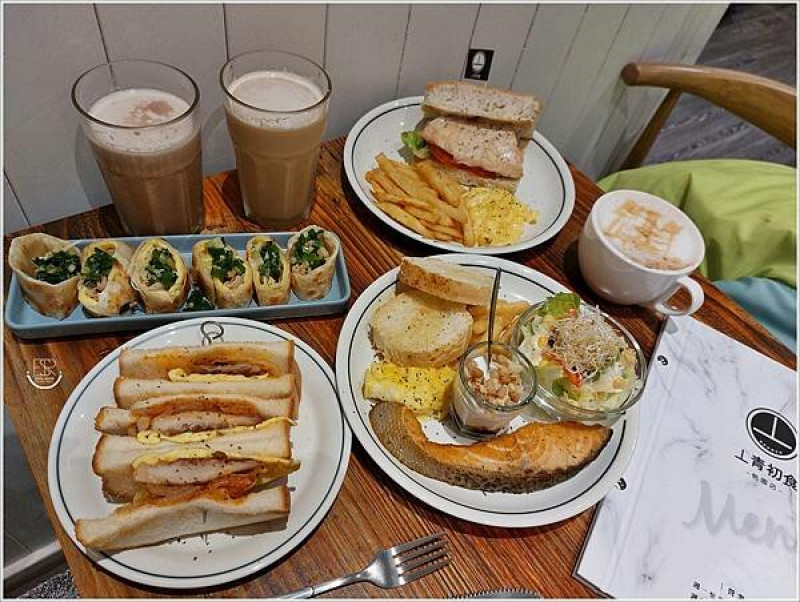 桃園美食│丄青初食早午餐_桃園店 網美不能錯過！夯翻IG早午餐 靜謐的巷弄內 多元創意的早餐料理、義大利麵、酥皮蛋餅、鮮奶吐司三明治、沙拉、法式方塊金磚 以及各種小點炸物，飲品選擇也不少，重點是平價親