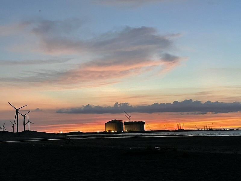 【台灣，桃園市，觀音區】觀音海邊（草漯沙丘地景展示館）夕陽，意外發現了一間對味的經濟實惠小店～台越河粉。（觀音美食，甘泉寺附近美食）
