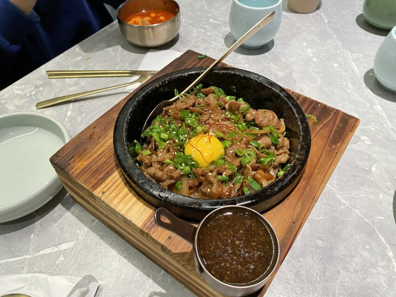 【台中 餐廳】FOND訪 韓國傳統豆腐鍋 - 老虎城本店，炸雞酥脆與石鍋烤肉飯都非常驚豔