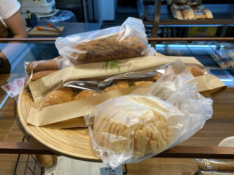 【台中 麵包】肉桂。菲，巷弄內的烘焙香，人氣蛋黃酥與法國麵包不容錯過