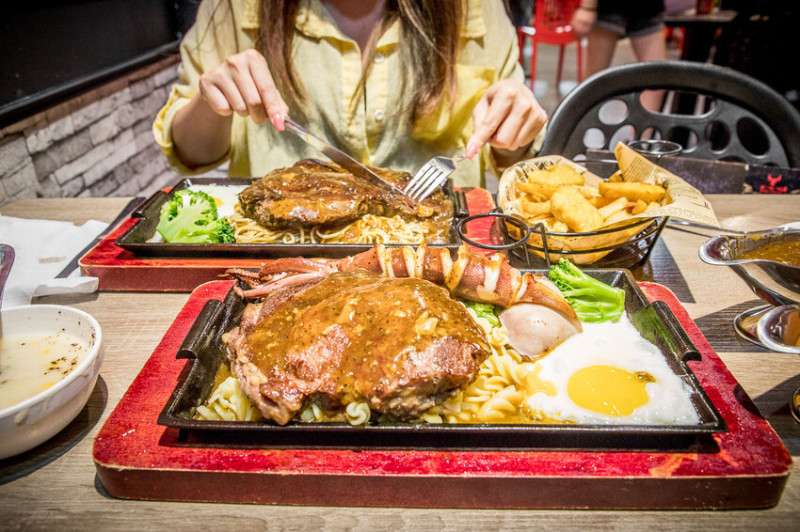 桃園市中壢區紅吱吱平價牛排館-新生店｜開到半夜三點的牛排館，夜市牛排價位吃大塊牛排，還外掛自助吧吃到飽