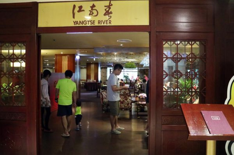 高雄新興區=<食>江南春(高雄福華大飯店六樓)~一品明爐烤鴨必須先預訂＊桌邊服務讓你好享受＊脆皮肉嫩值得一吃=