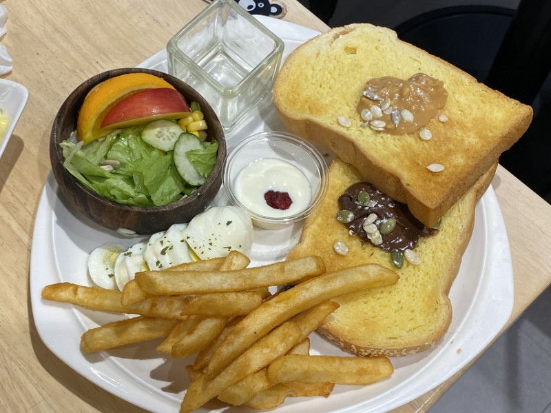 【台中 早餐】濰克早午餐逢甲店，推薦這家的吐司帶有堅果的醬料超讚！