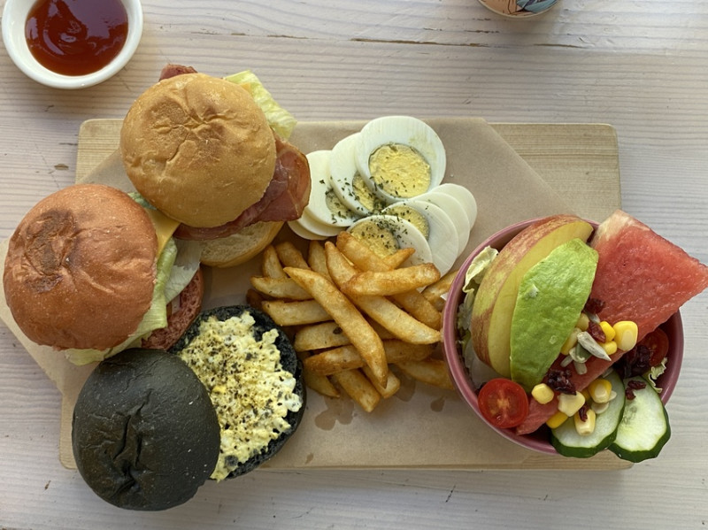 【台中 早餐】濰克早午餐福順店，推薦這家的吐司與蘿蔔糕帶有堅果的醬料超讚！