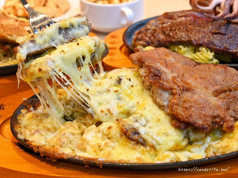 小時厚牛排｜超狂平價牛排，最低銅板價自助吧免費吃，還有胖胖霜淇淋無限供應，海陸雙主餐只需加價100元，還不來吃爆！