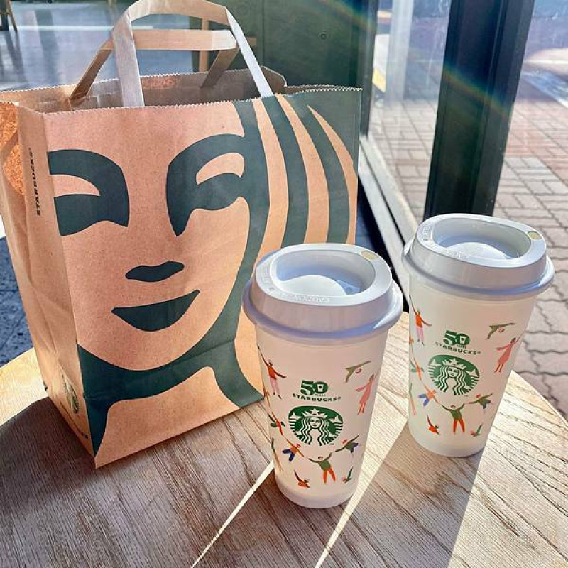 連鎖咖啡廳50周年環保隨行杯‧早起的鳥兒才搶得到‧還沒開門就有人潮