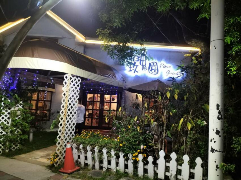 約會聚餐好氣氛-嘉義24H玫瑰園咖啡簡餐廳