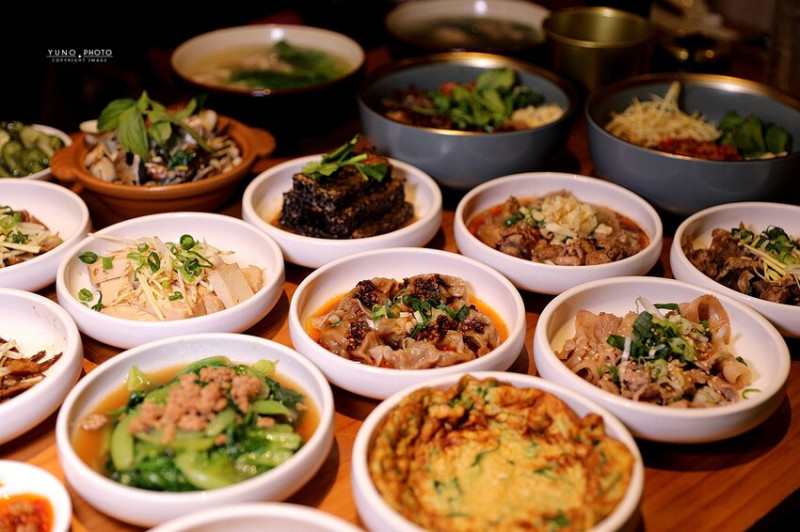 文青風麻辣乾拌麵館必朝聖！招牌蒜辣鮮蚵麵一吃入魂 讓人停不了筷子｜發愣吃VARMT(台中西區美食)