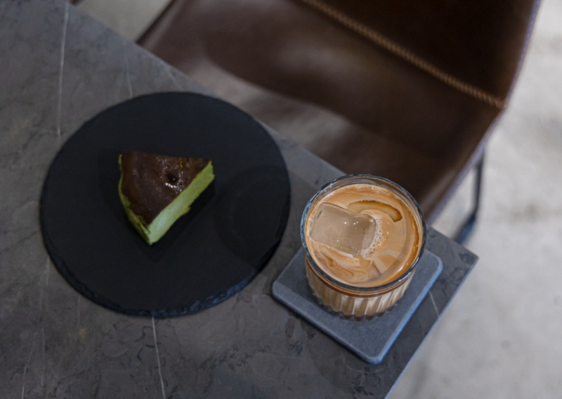 都會水泥叢林風格的特色咖啡廳，環境優美有特色之外，咖啡跟甜點的品質更是讚｜Stockie Cafe