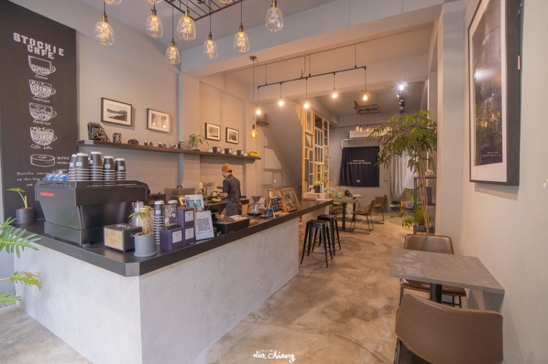 台中西屯區Stockie Cafe咖啡，精明路植栽系咖啡廳，內部清水模與舊窗框交織，很美很好拍照。