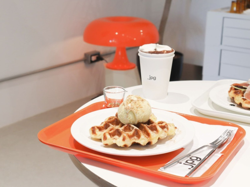 延三夜市商圈最Fashion的咖啡廳、白天晚上兩種風情、還有好吃的可頌鬆餅