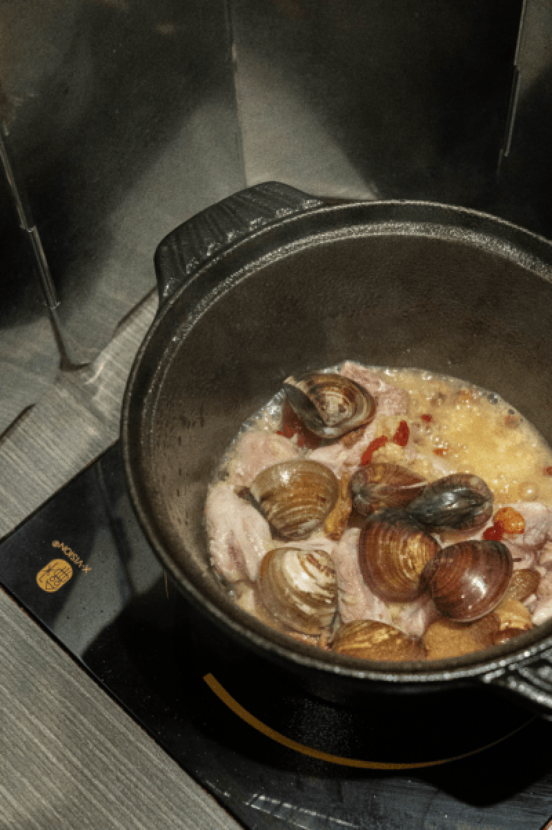 肉控必吃超浮誇肉蛋糕 職人爆炒蒜頭雞湯 整隻氣冷雞提早進補囉 肉多多火鍋 - 林非帶你飛