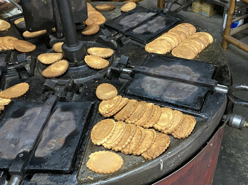 【台南 伴手禮】連得堂煎餅， 手工碳烤煎餅是脆餅版的雞蛋糕，吃的是時代的味道