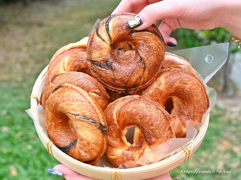 轉圈圈現烤甜甜圈｜台中好吃丹麥甜甜圈推薦，千層酥皮讓你欲罷不能，15種口味任你選，只買一個會後悔！
