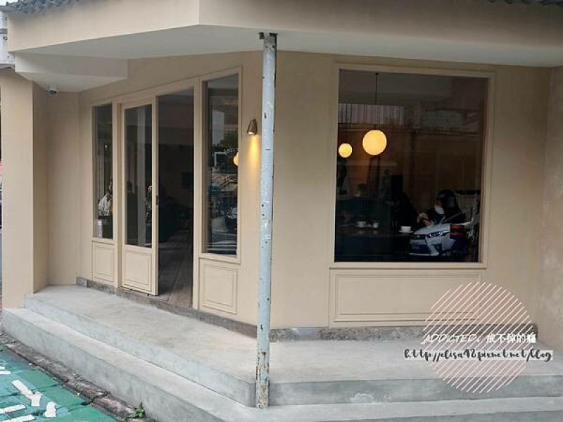 台北信義-[Le Cinq] 近市政府捷運站10分鐘興雅國小旁，半開放式歐風復古咖啡廳，招牌肉桂捲與法棍麵包，沉浸奶油色的古典浪漫情懷