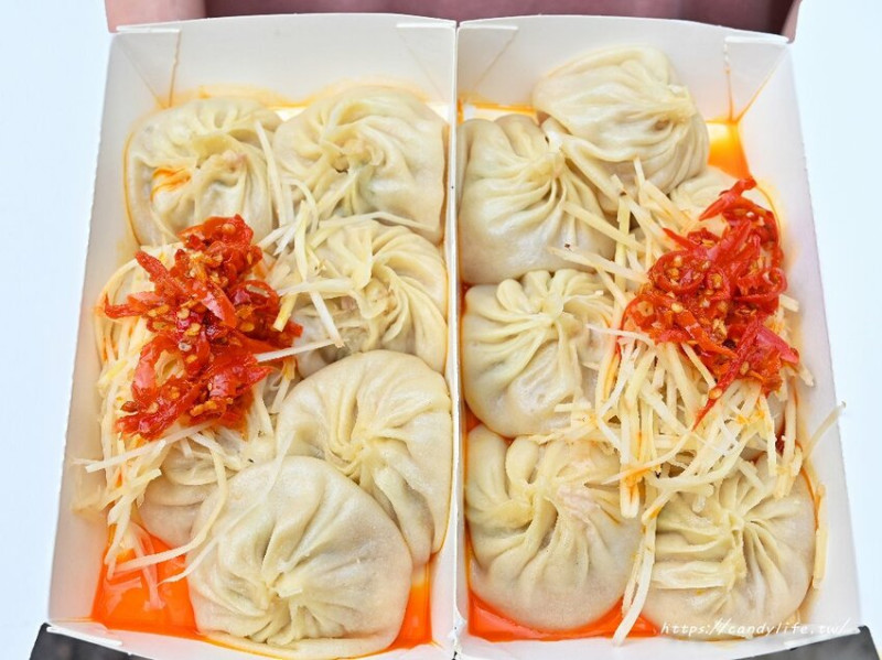 蒸心手工小籠湯包｜超狂爆漿湯包在這裡，湯汁多到不行，皮薄餡多，加辣更對味，現包現蒸，每日限量晚來吃不到～