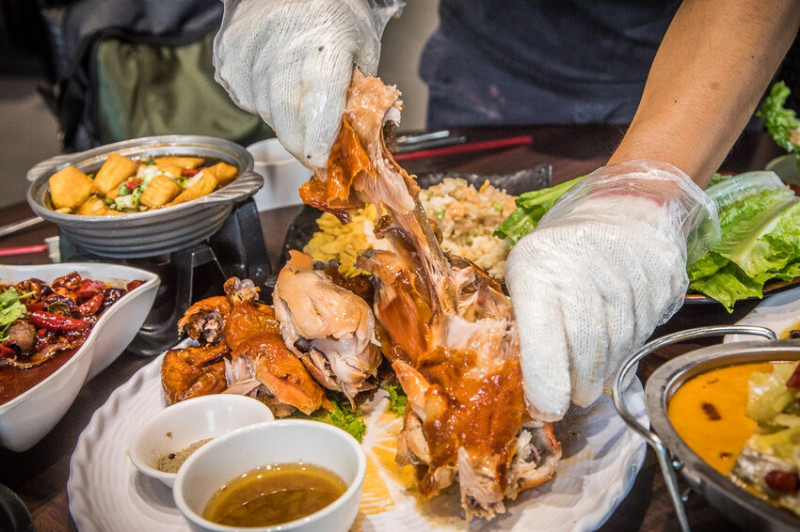 南投縣竹山鎮饗富滬川台菜窯烤雞｜滿滿雞汁大奔流，皮脆肉嫩極品烤全雞！