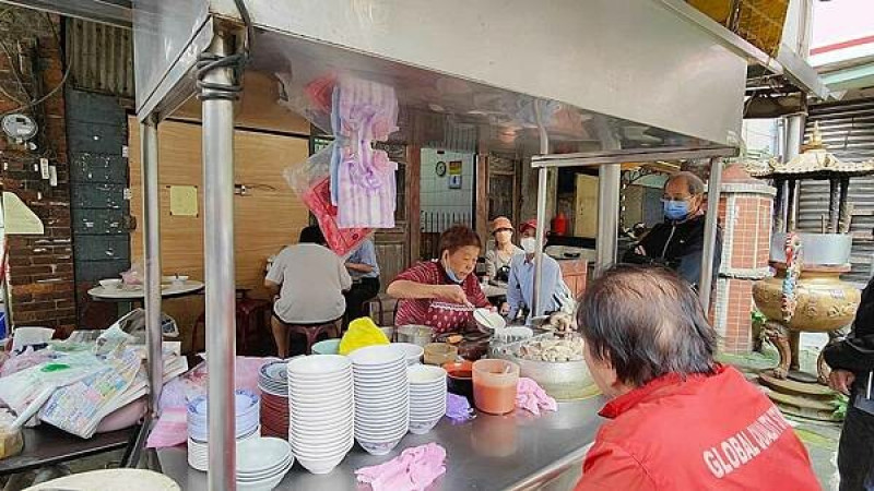 【台北美食】好款姨米粉湯｜絕對隱藏版美食！Google看不到街景的無名路邊攤米粉湯