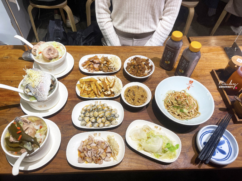 【善導寺美食】雙月食品社青島店(附菜單)-連續5年米其林必登的推薦，雞湯料多湯頭鮮美料多到滿出來，吃出食物最鮮甜的美味｜Ruby說美食享受旅行(@tour_ruby530)
