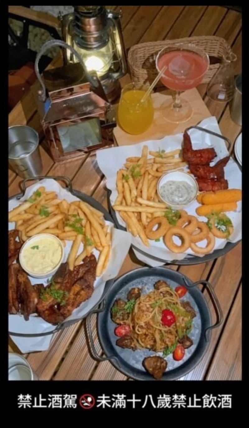 【台中餐酒館/台中美食推薦】【微醺光廊】沈浸式投影餐酒館 全新露營風包廂,氣氛滿滿的餐酒館就在這！還在尋找和朋友聚會小酌的地點嗎？【微醺光廊】這裡是你的好選擇！！「開車不喝酒，喝酒不開車」 「未成年請