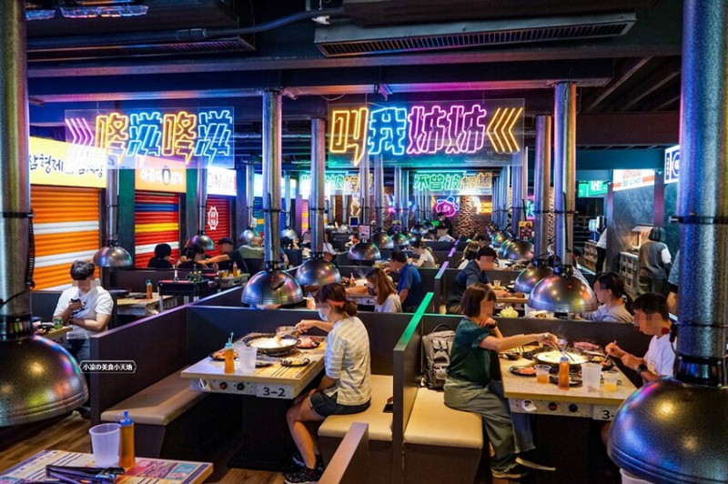 就是要烤肉吃到爽！彷彿走進韓國街邊，韓式烤肉、小菜、炸雞、火鍋通通無限供應，只要$339全部吃到飽！