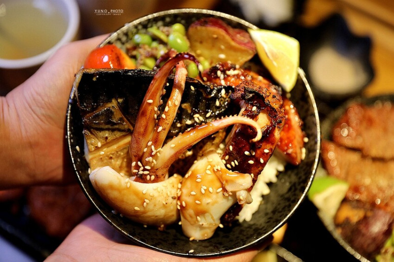 肉控必吃！激推海陸三拼燒肉丼 味噌湯飲料無限暢飲 CP值高│大河屋燒肉丼串燒(中友百貨B3美食)