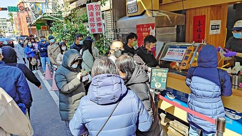 【嘉義美食】林聰明沙鍋魚頭｜還沒有開店就大排人潮，內用要等２小時以上的爆人氣沙鍋魚頭