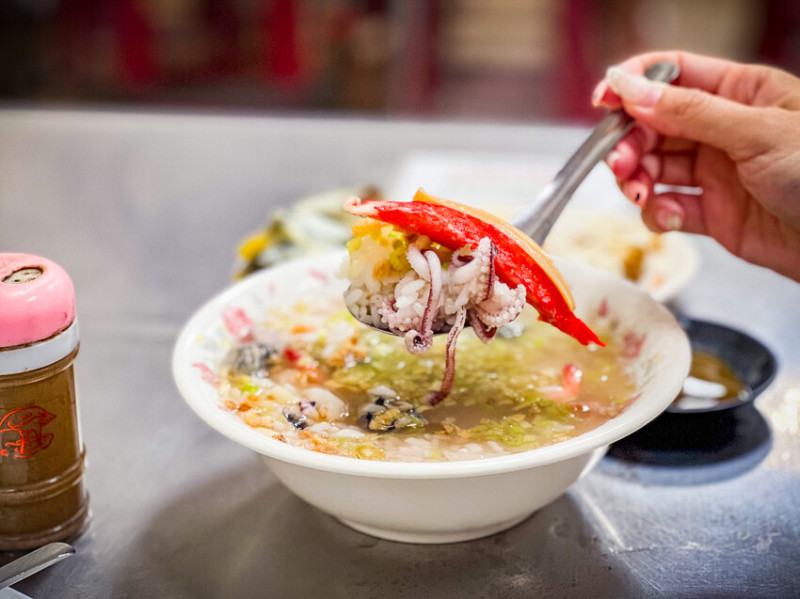 台南市中西區禿頭老爹鮑魚海產粥｜深夜限定！店名很有趣的現煮海產粥老店