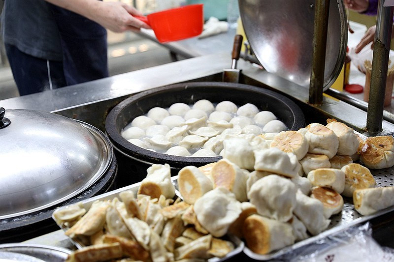 一天只賣3.5小時！只有在地人才知道的隱藏版，每天都大排長龍的爆餡水煎包