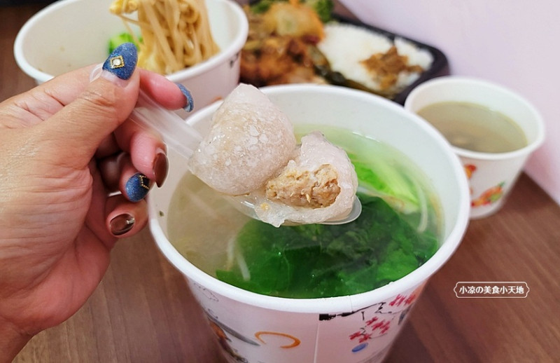 老伴麵館║台中銅板小吃，吃不膩的三角圓、軟Ｑ鹹香好滋味，餛飩乾麵也推薦唷！！